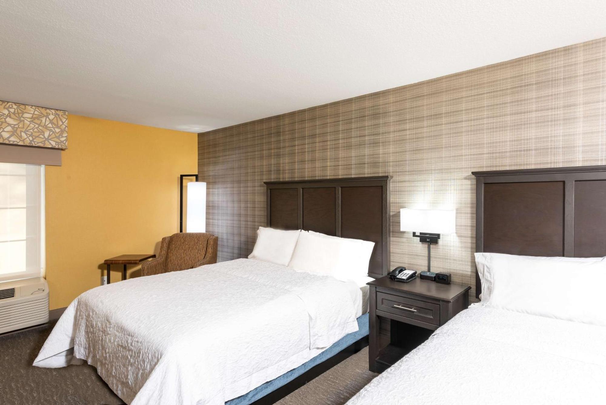 Hampton Inn Холънд Екстериор снимка