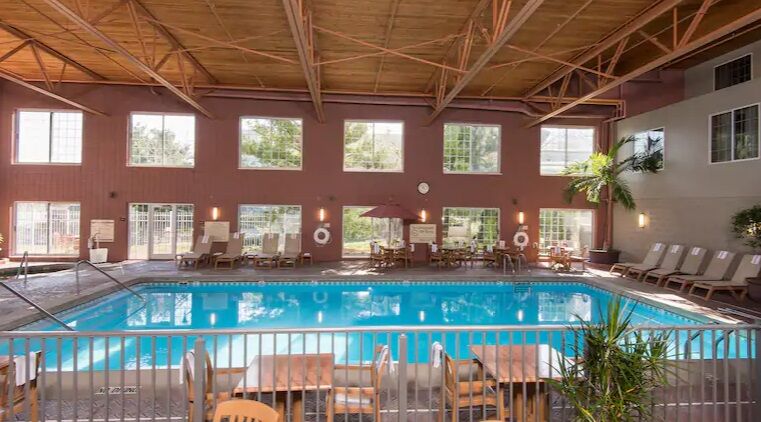 Hampton Inn Холънд Екстериор снимка